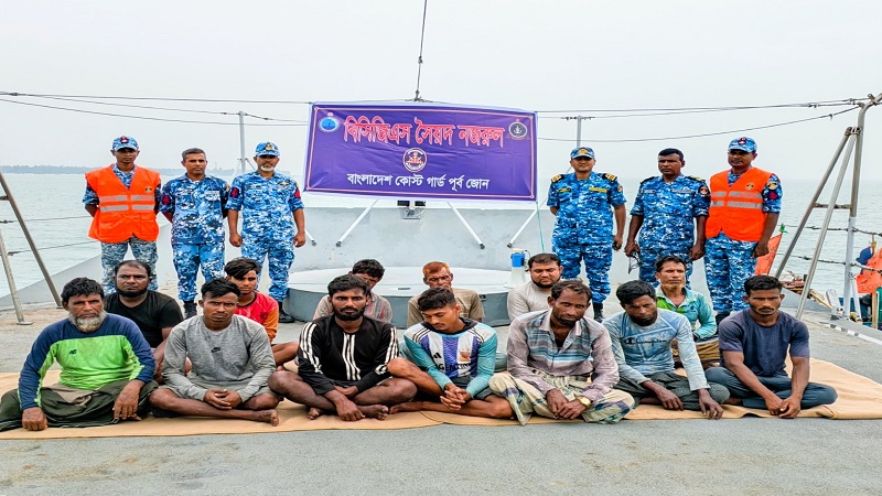 সেন্টমার্টিনের দক্ষিণে গভীর সমুদ্রে ১৩ জেলেসহ ফিশিং বোট উদ্ধার